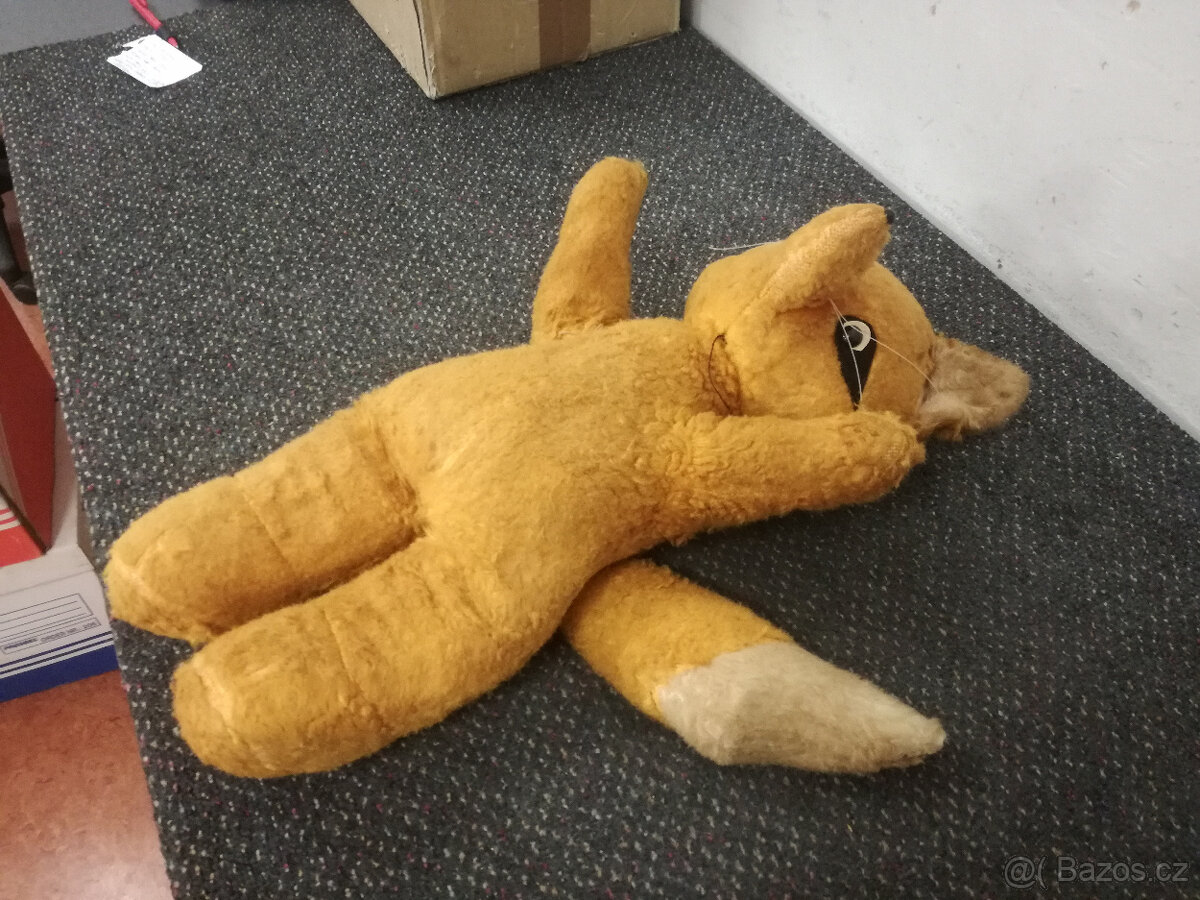 Stará plyšová hračka liška