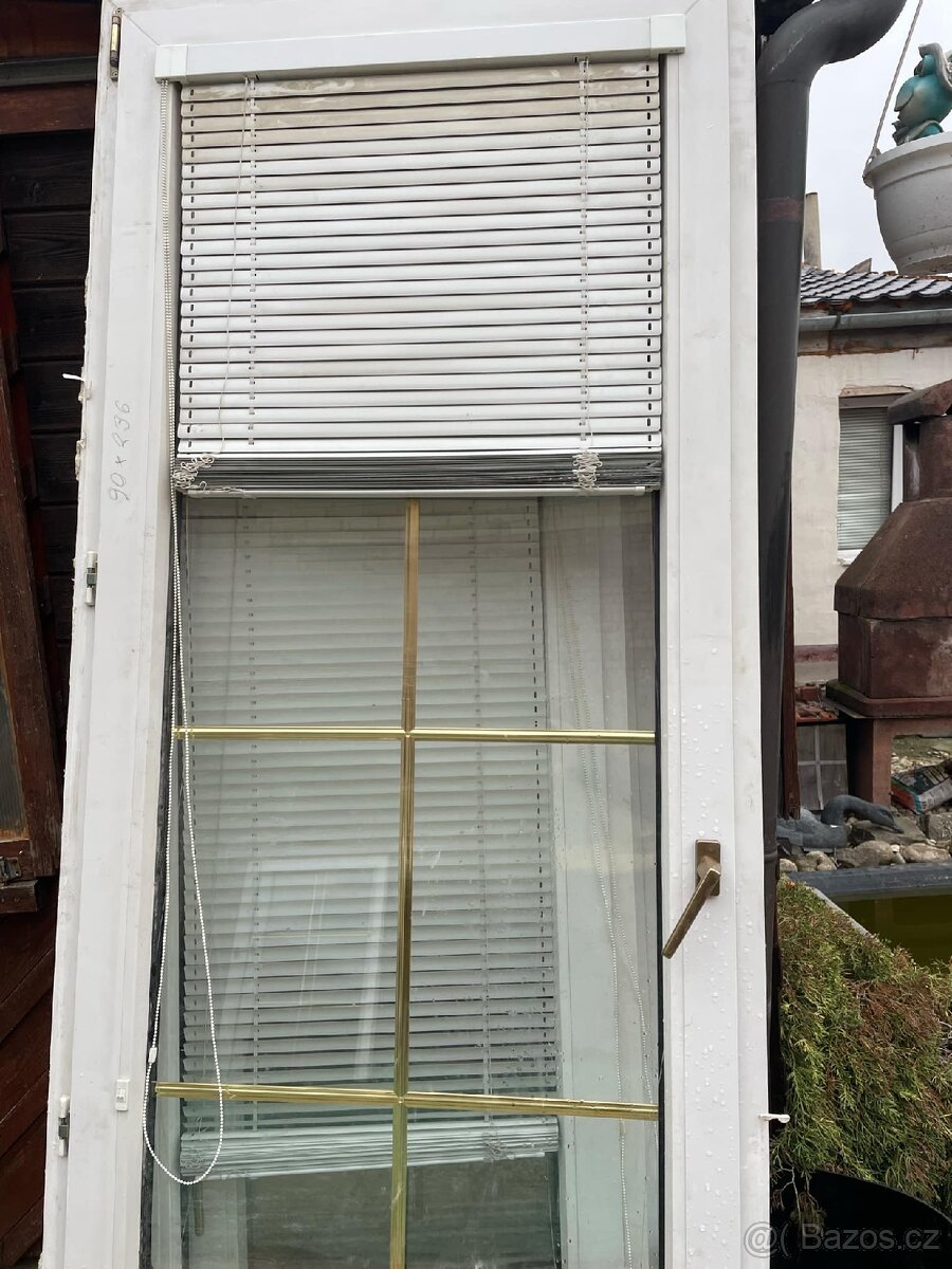 Plastové, balkonové dveře s rámem a žaluziemi-90x236 cm