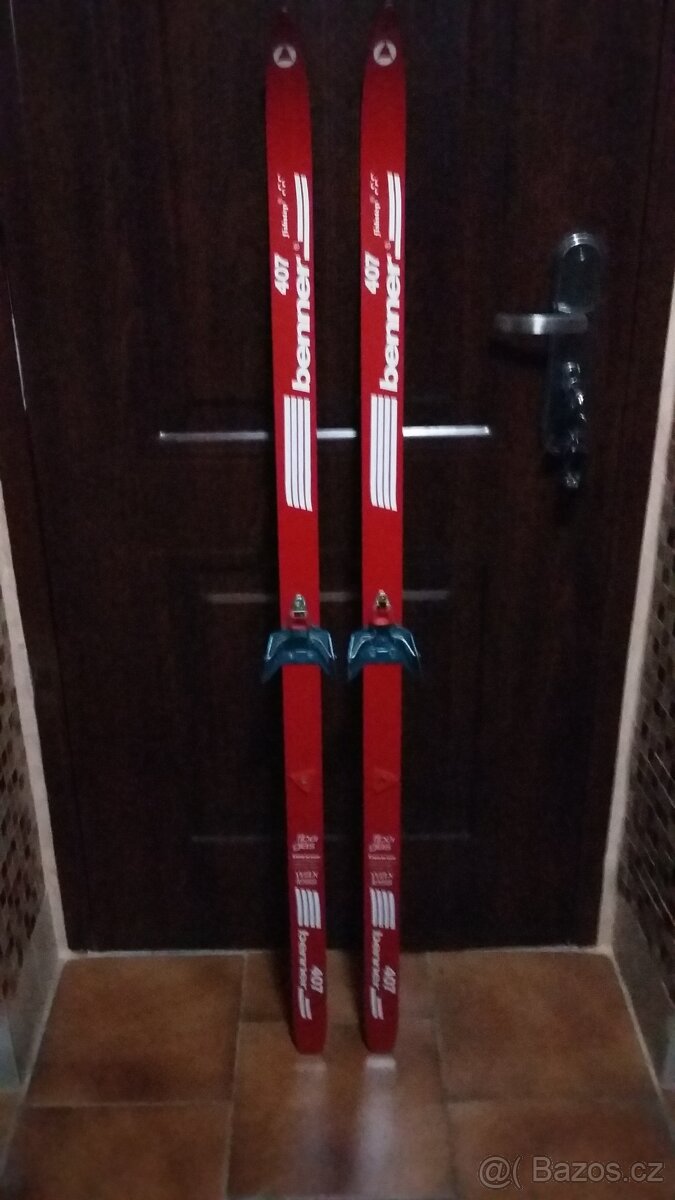 Prodám pěkné běžky 407 benner 140cm dlouhé.