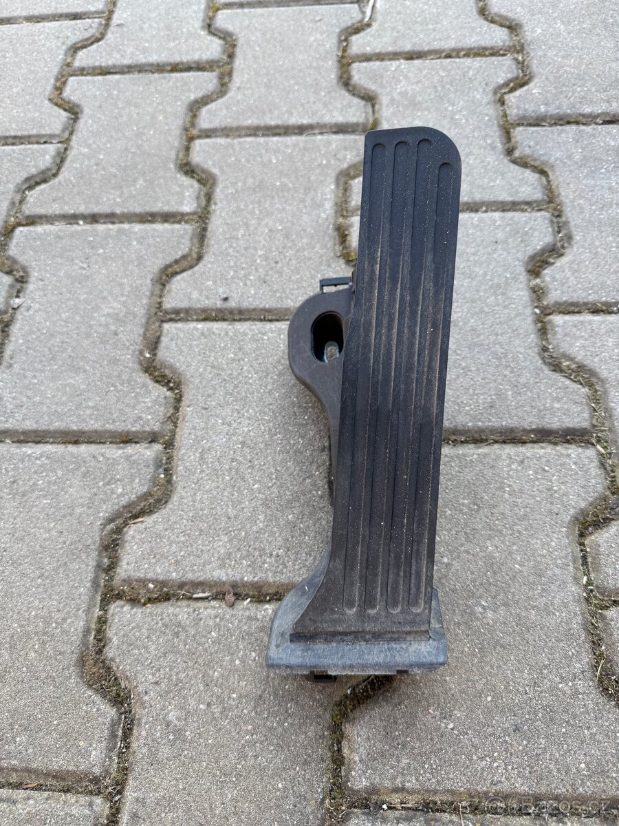 Plynový pedál audi a3 8p