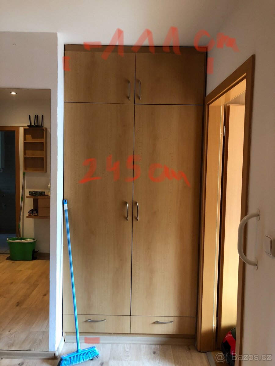Vestavná skříň