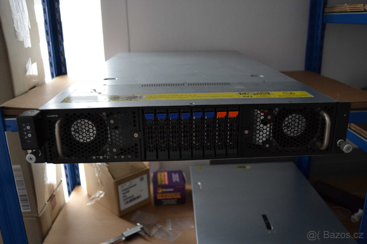 Gigabyte G292-Z20 (128 vláken, 1 TB RAM, 8x GPU); PC 130 tis