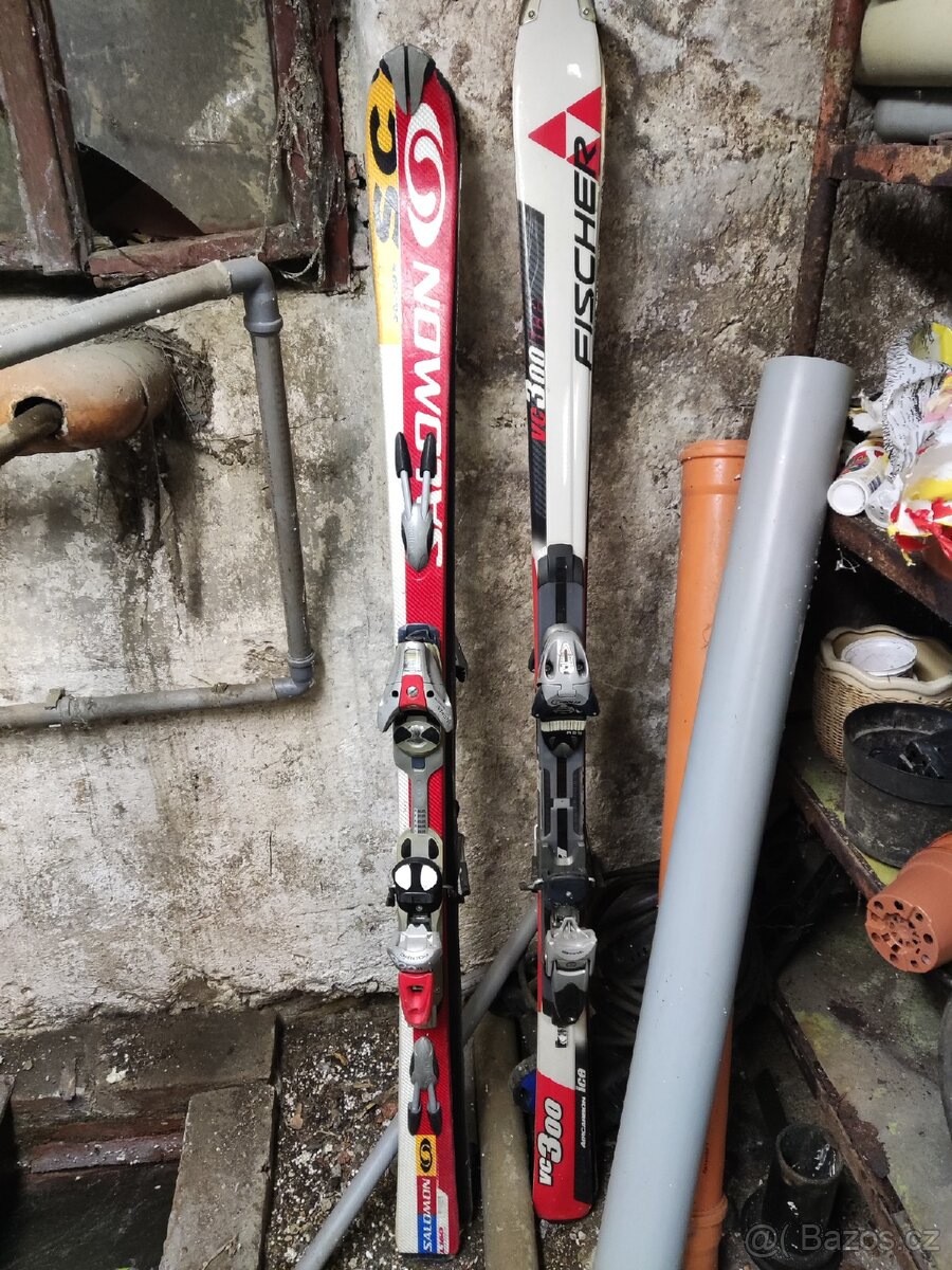 Dvoje lyže v pěkném stavu s vazanim