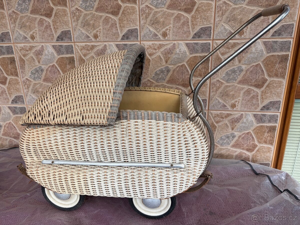 Starožitný kočárek pro panenky