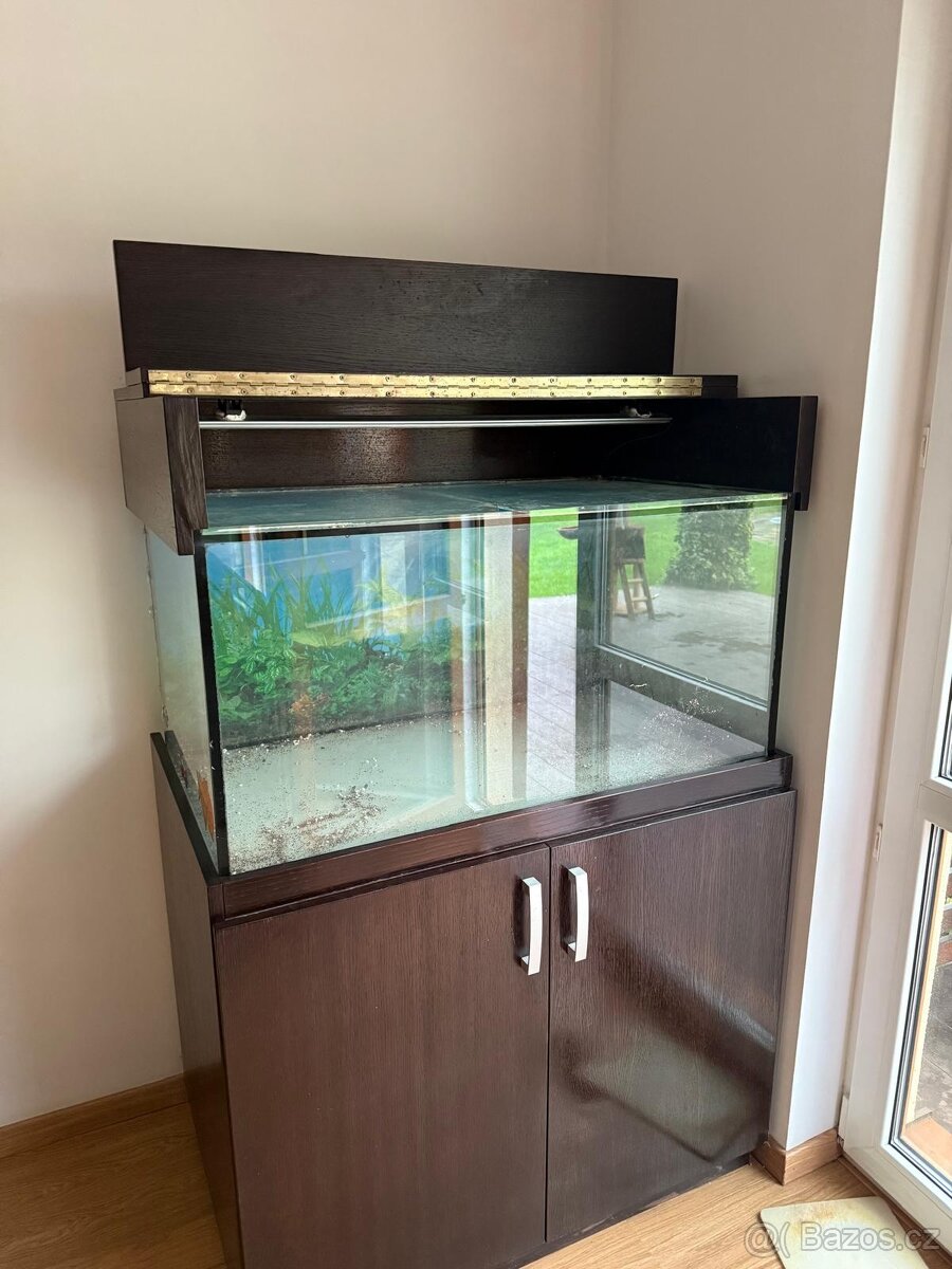 Akvárium se skříňkou