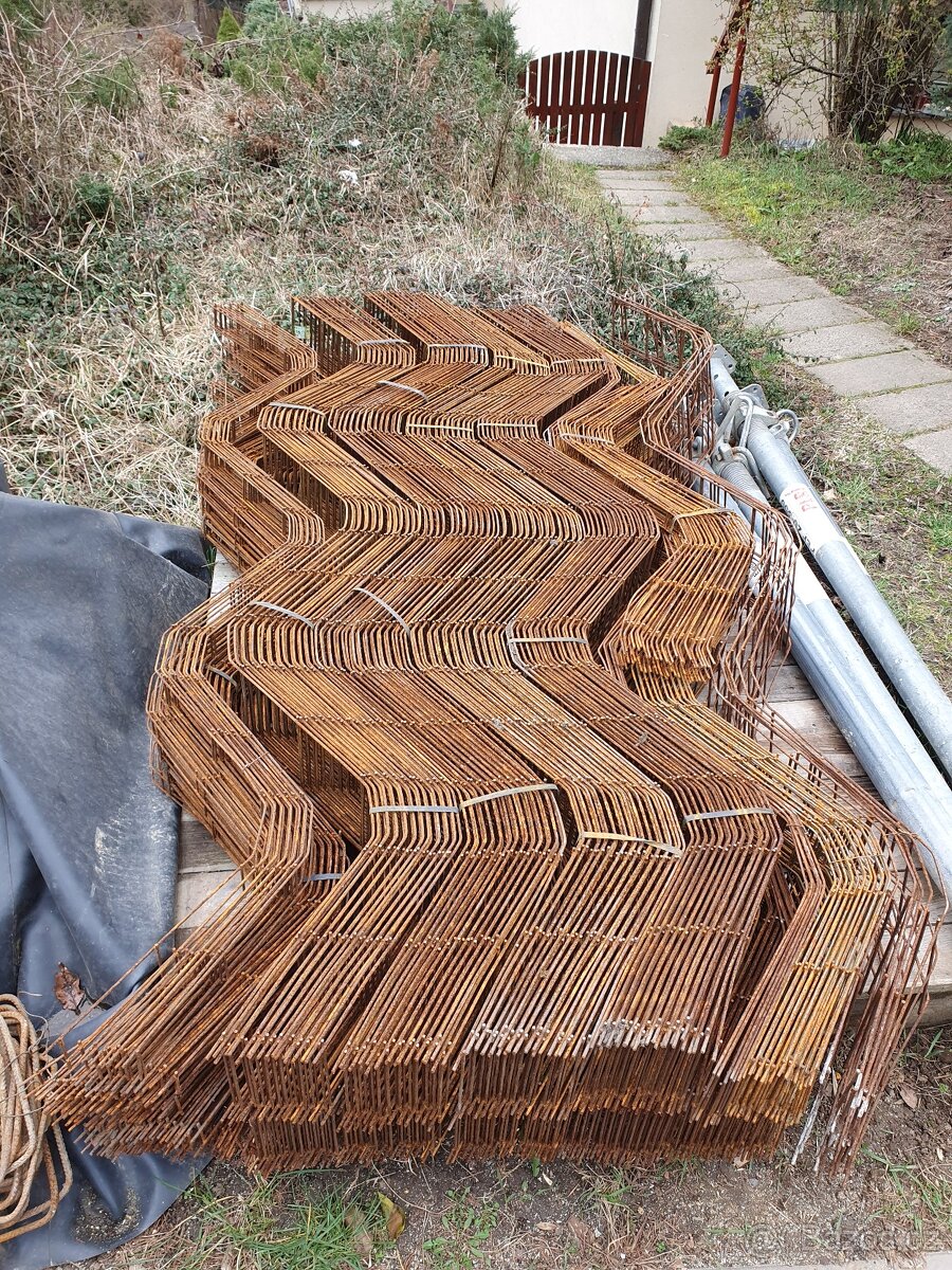 Kovové distance UTH