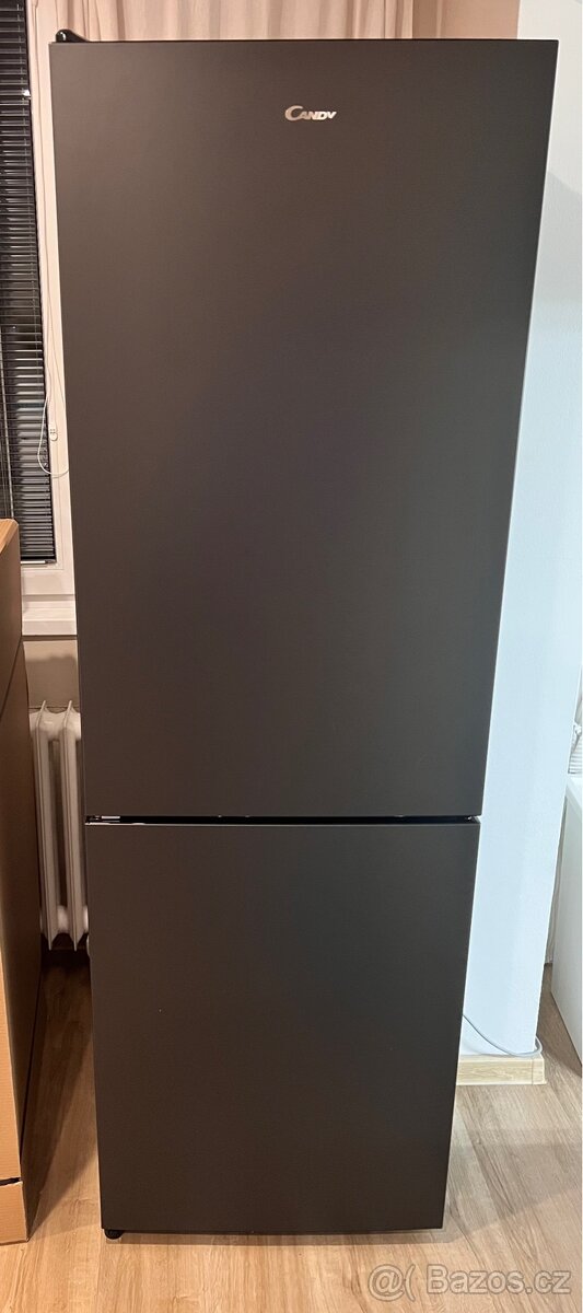 Černá lednice CANDY CCE4T618EB