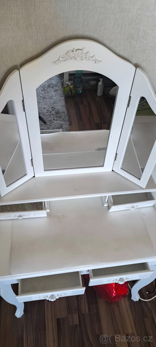 Noční stolek se zrcadlem
