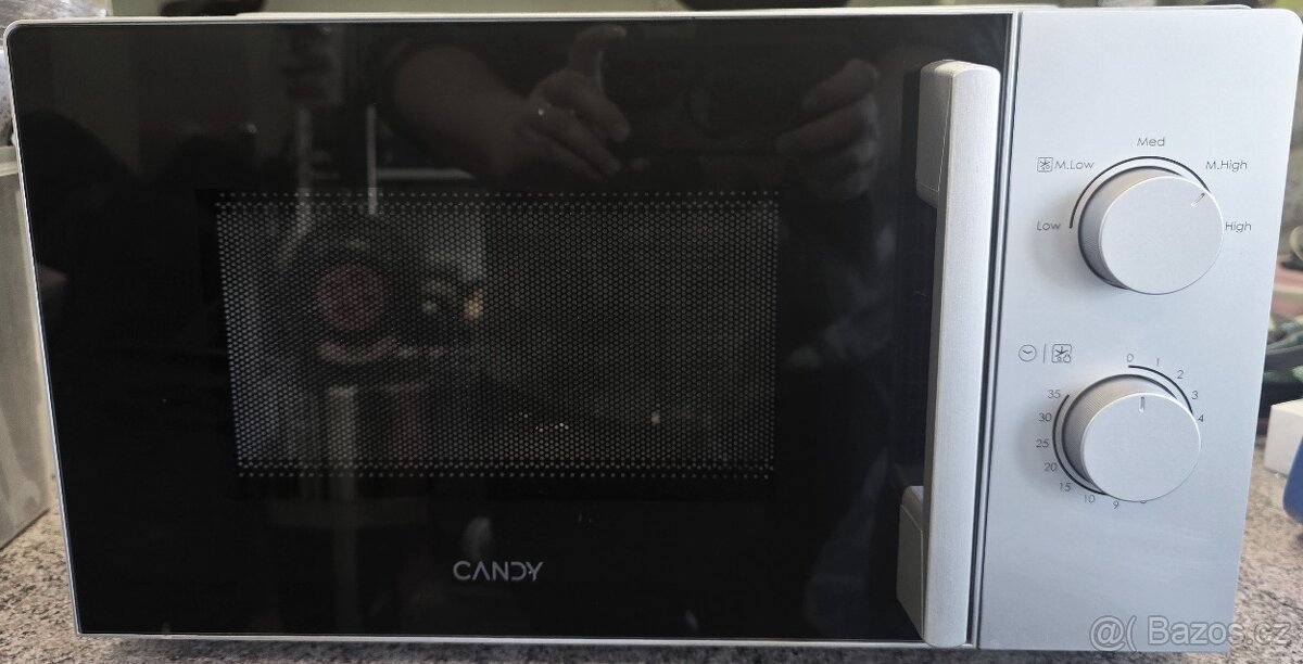 Nevyužitá mikrovlnná trouba Candy stříbrná