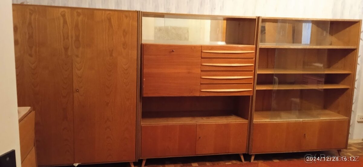 Obývací stěna k renovaci