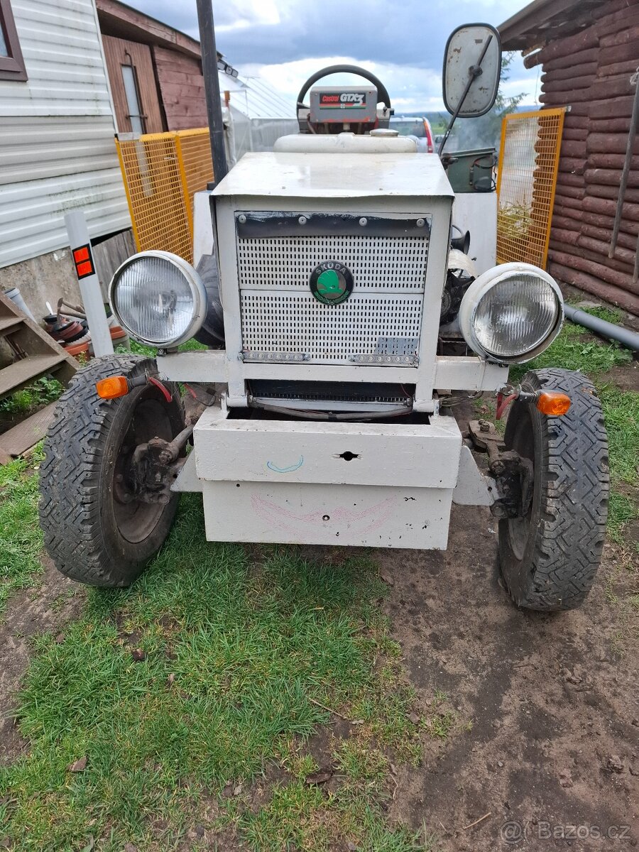 Traktor domácí výroby Škoda 1202
