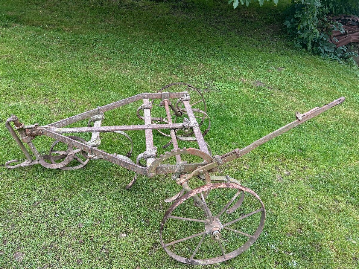Starý zemědělský stroj