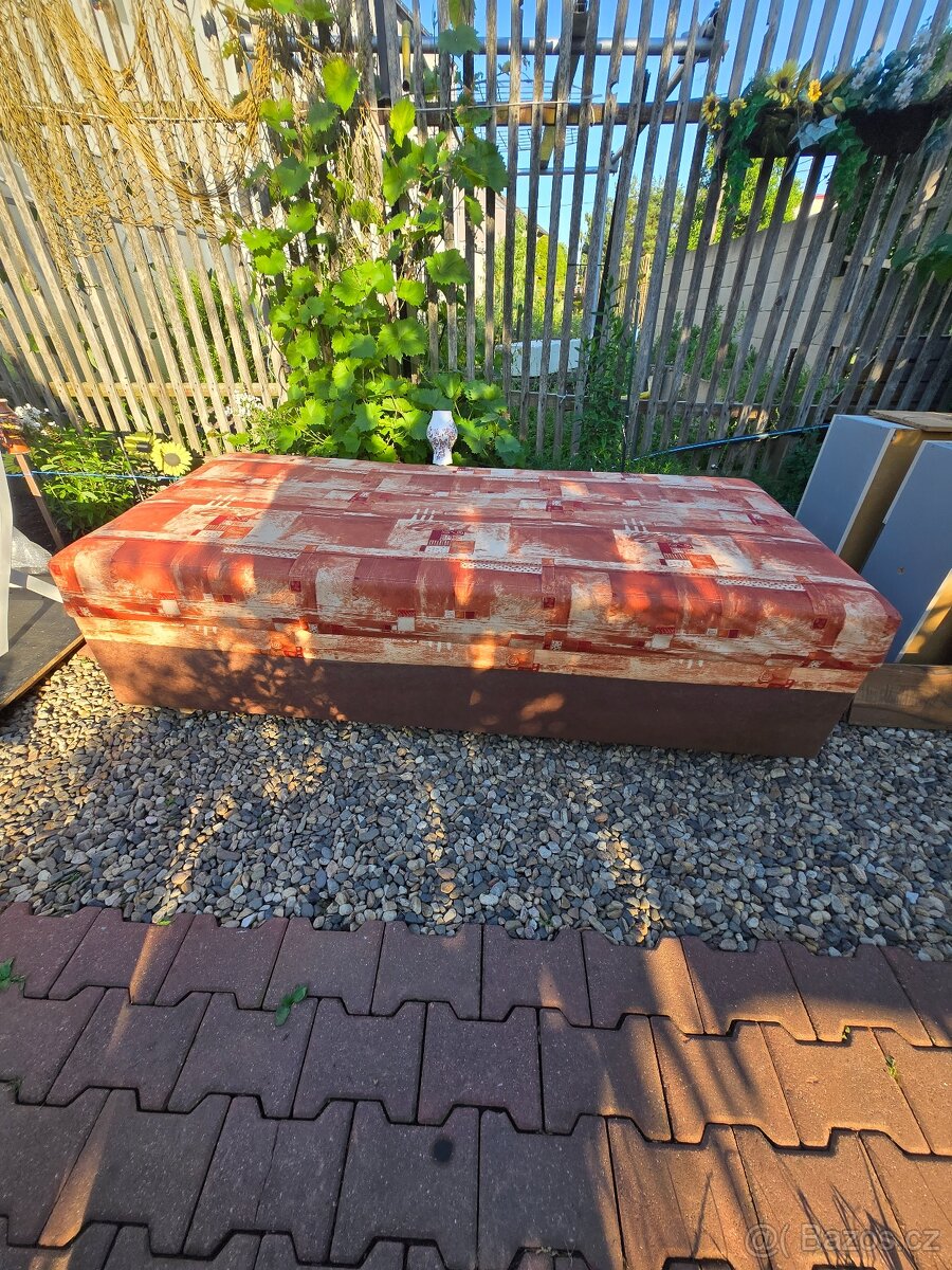 Postel s úložným prostorem