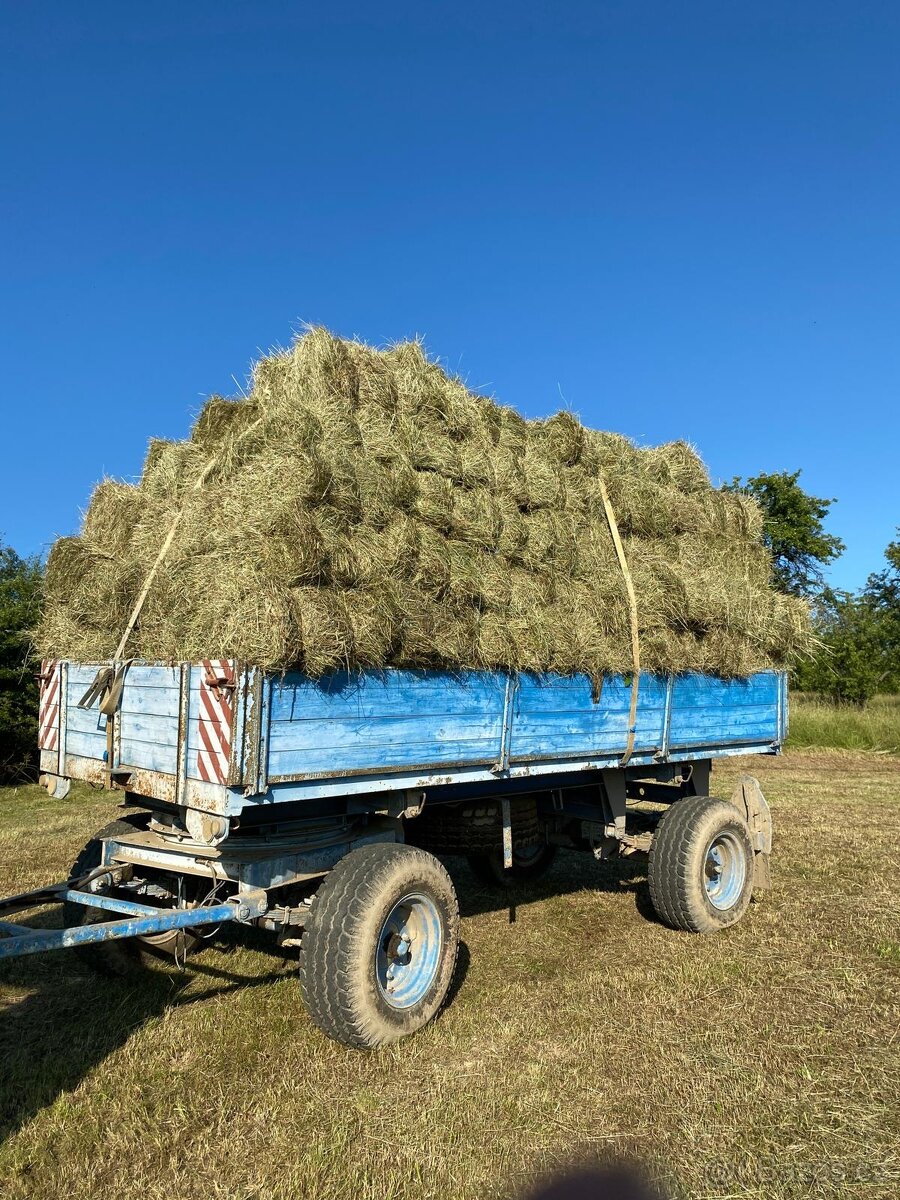 Hranaté balíky lučního sena