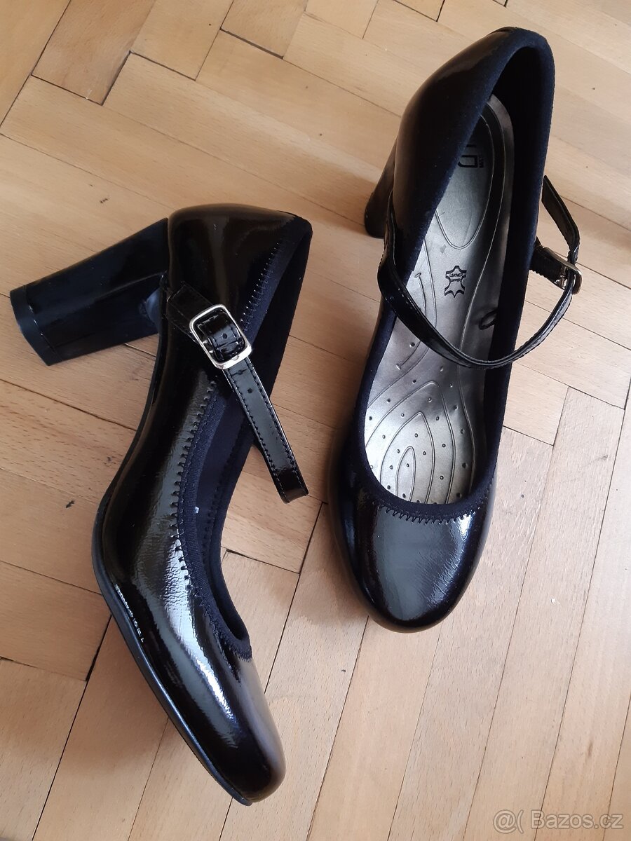 Nové lakové lodičky s páskem Baťa Insole 38