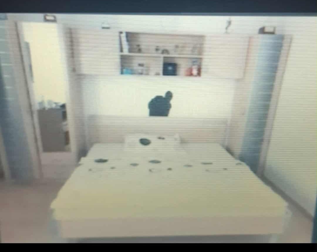 Postel se skříňkami