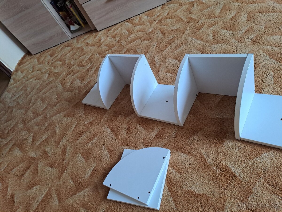 Rohová polička 20 cm x 20 cm x 107 cm