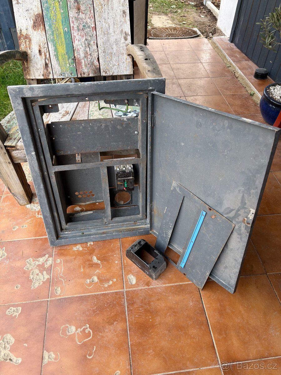 Kovová rozvodnice / rozvaděč / bedna