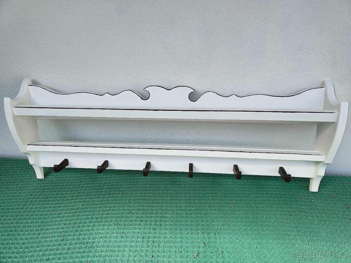 Retro vintage bílý věšák