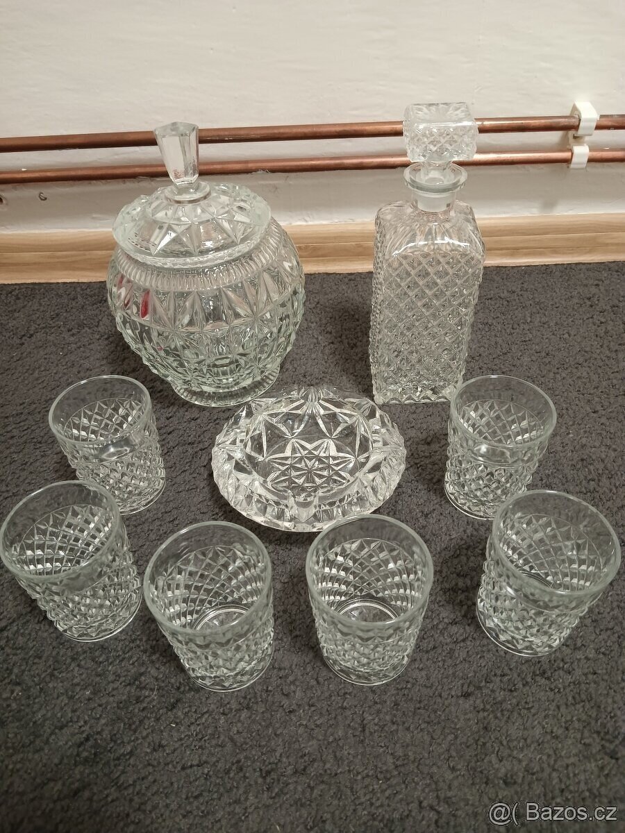 Prodám - vše je lisované sklo. Karafa a sklenky Top Stav 
