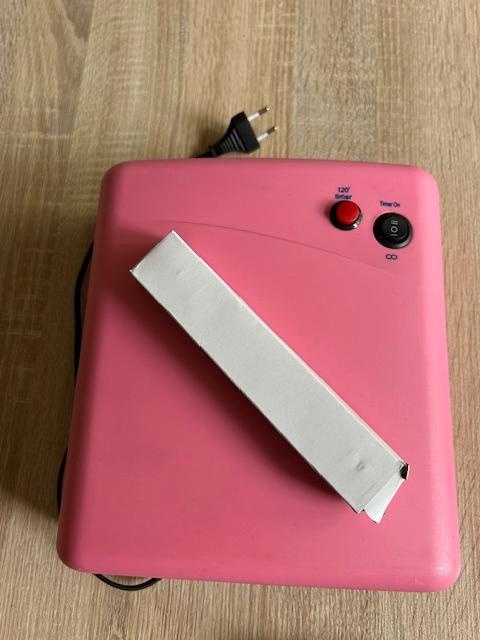 UV lampa na gelové nehty