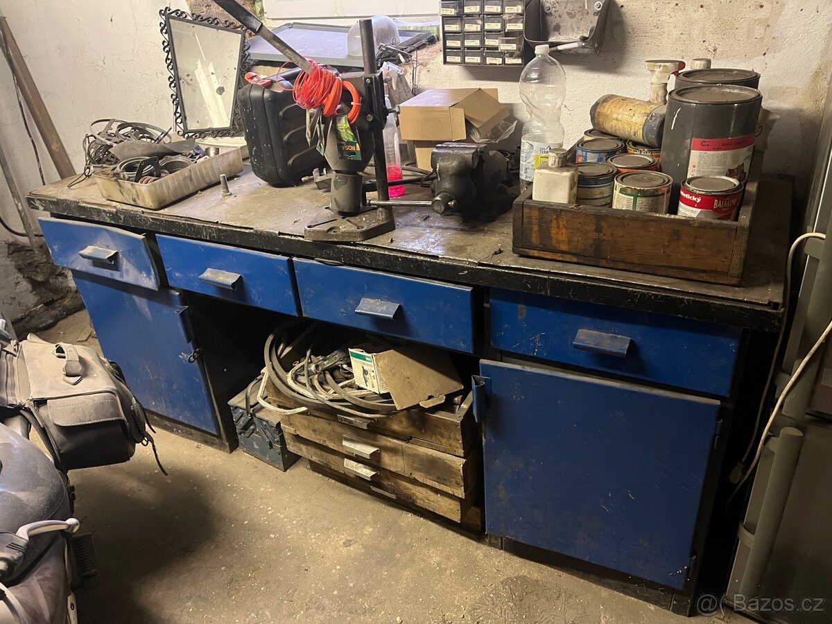Železný dílenský stůl