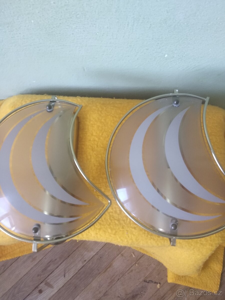 Lampičky na stěnu.