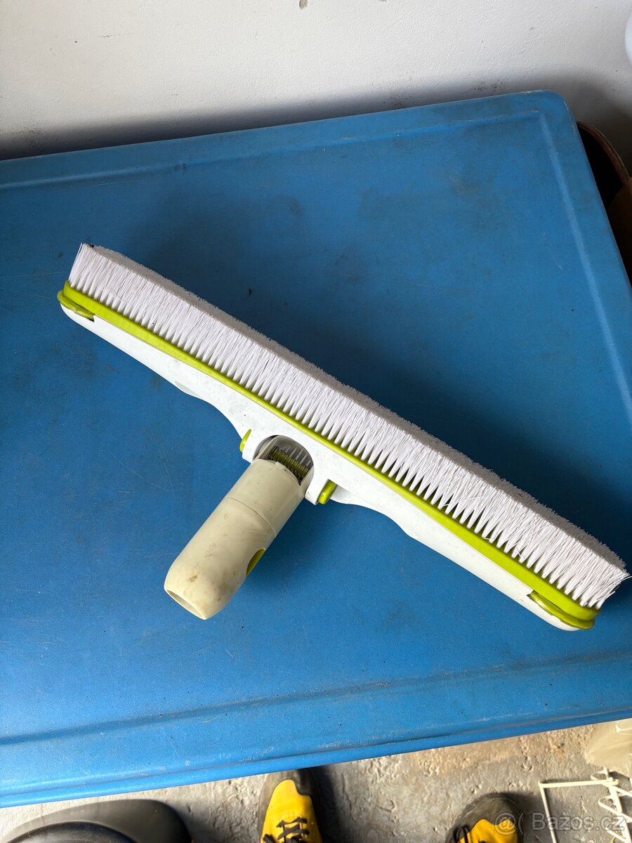Kartáč na čištění bazénu