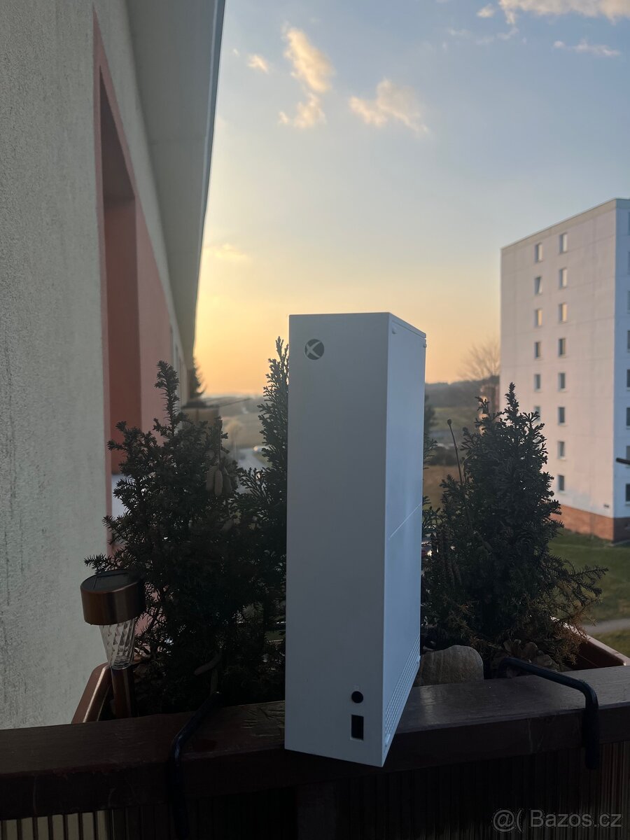 Xbox Series S jako nový + Custom Controller