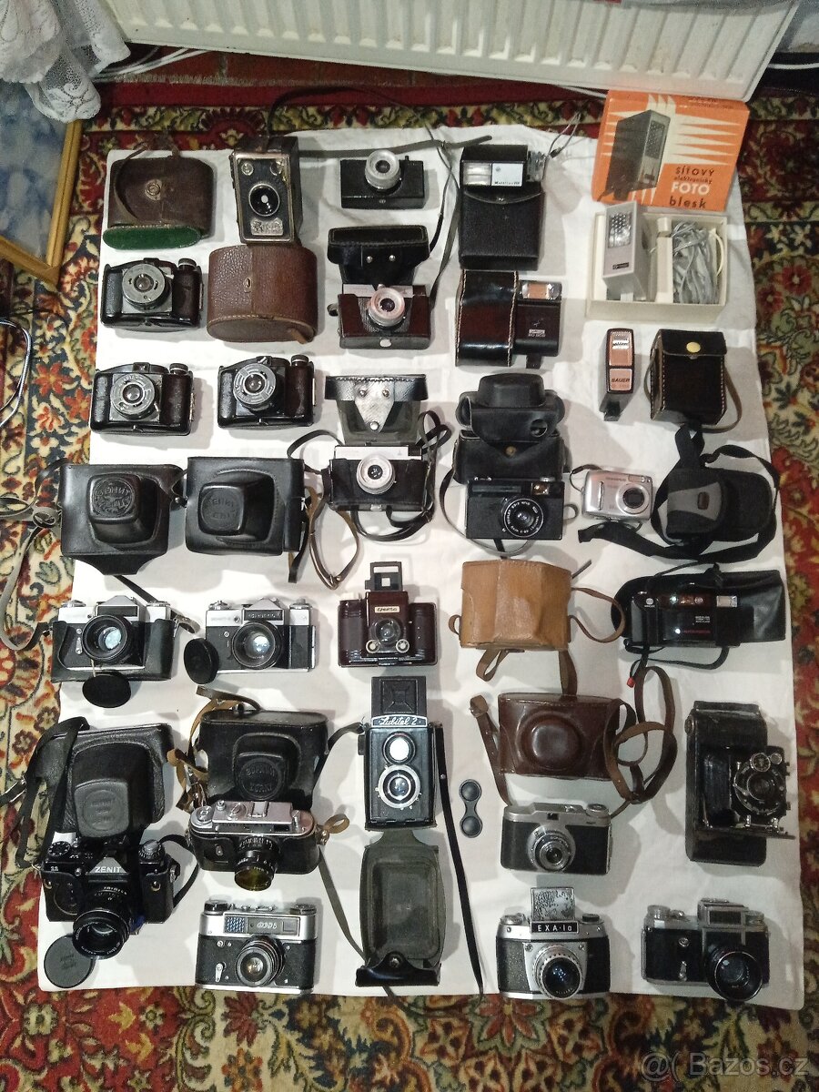 Fotoaparáty 24 ks, blesky 4 ks + stojánek 127 cm
