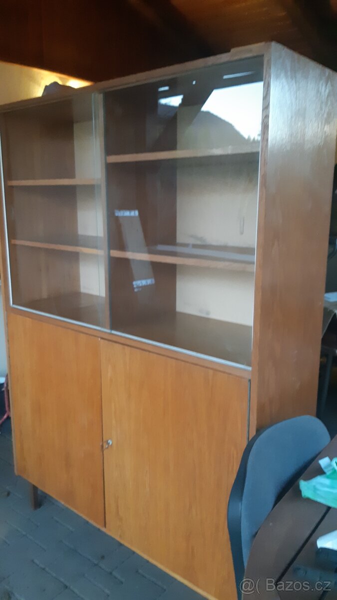 Daruji skříňku s knihovnou