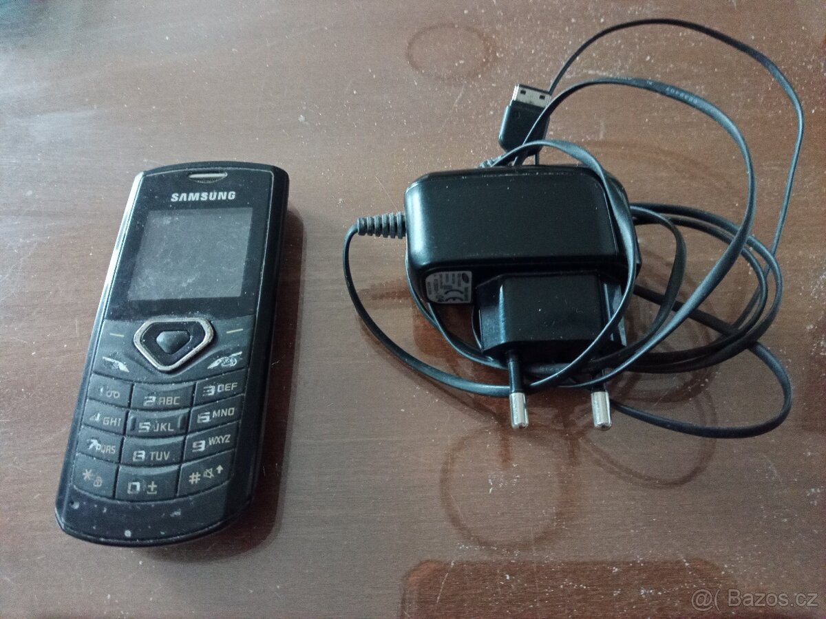 malý mobilní telefon Samsung GTE 1170