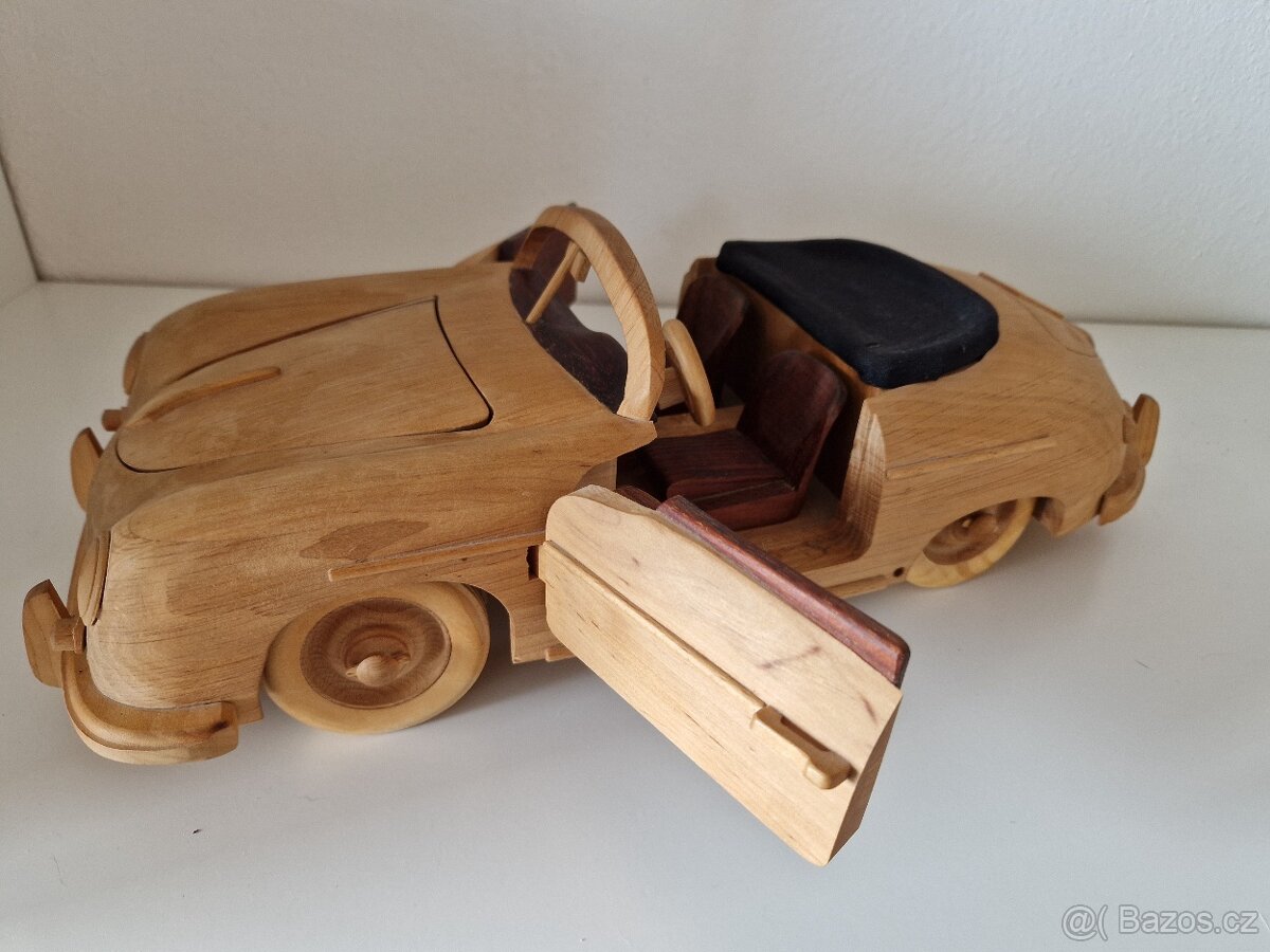 Dřevěný model auta