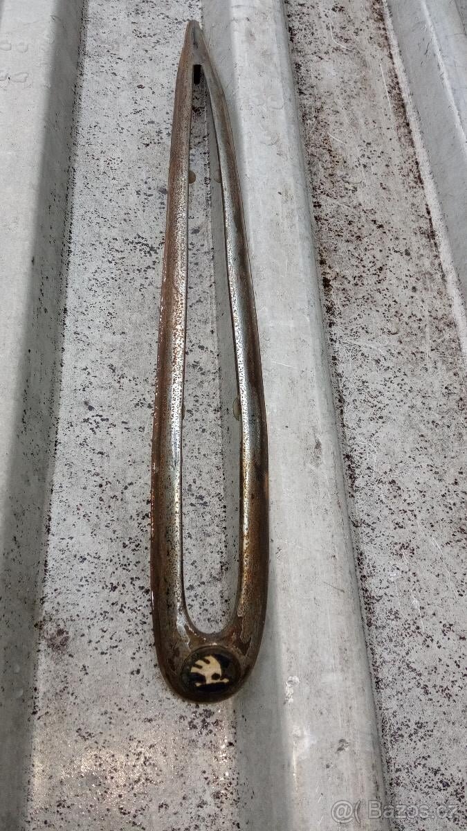 Lišta a znak na kapotu Škoda 1200, 1201 Sedan