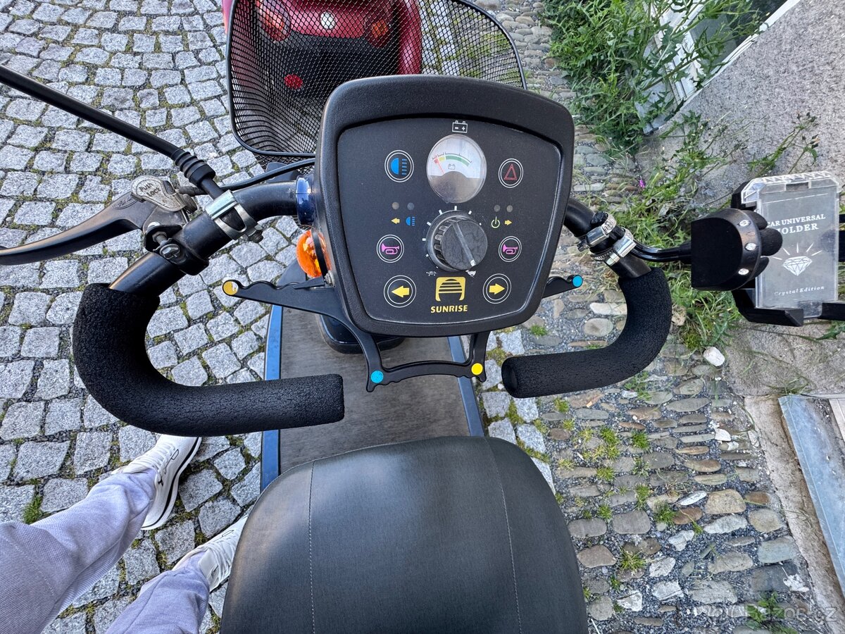 Elektrický tříkolový skútr pro důchodce