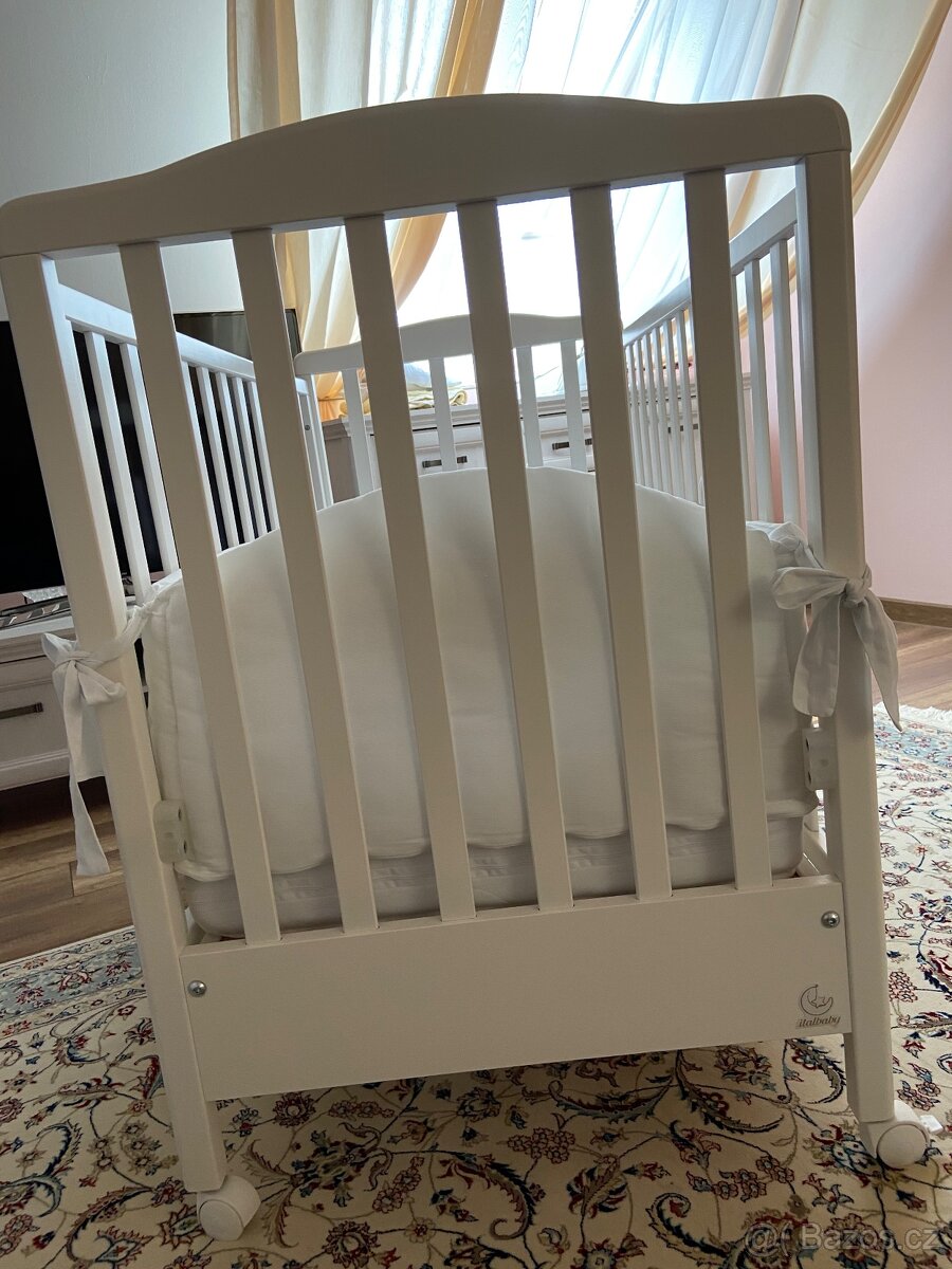 Dětská dřevěná postýlka s matraci
