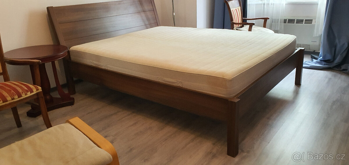 Prodám postel IKEA s kvalitními stabilními rošty