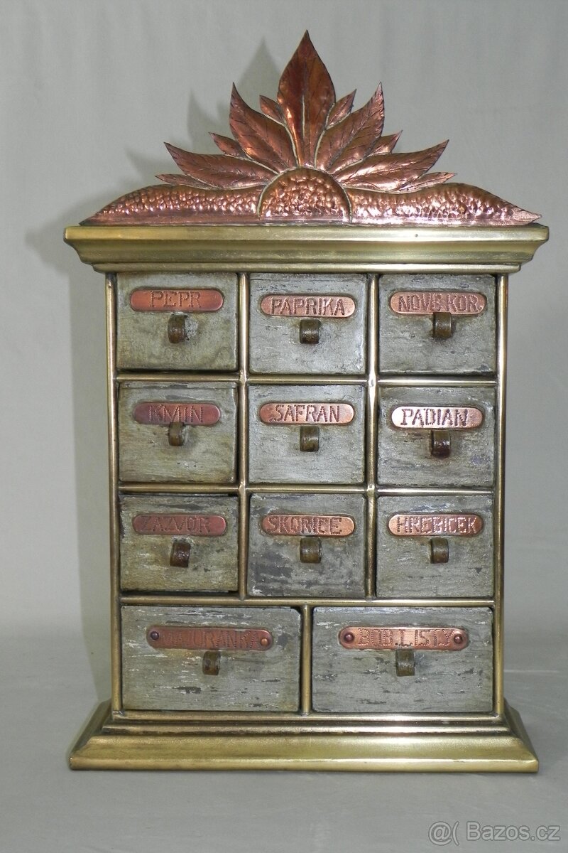 Staré kovové kořenky