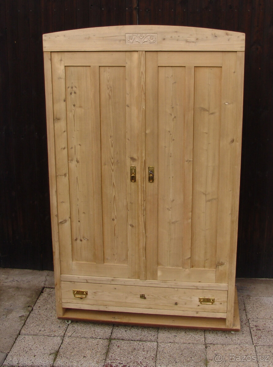 Starožitná šatní skříň s řezbou
