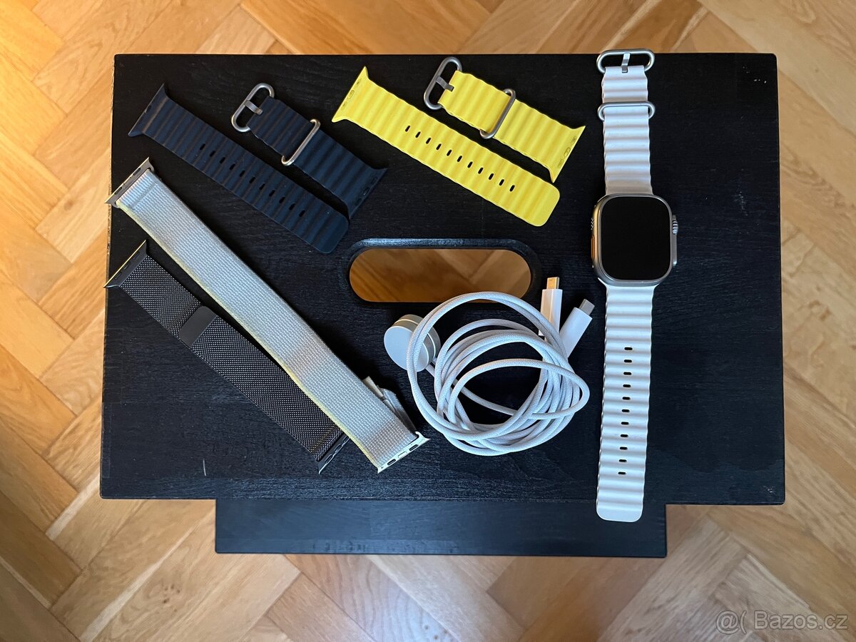Apple Watch Ultra (1. generace) + sada řemínků