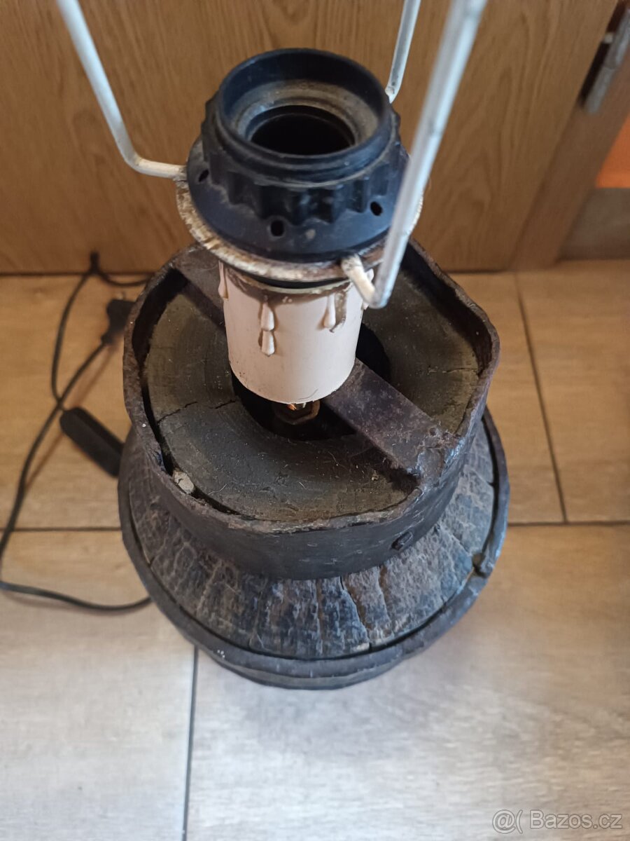 Starožitná dřevěná lampa