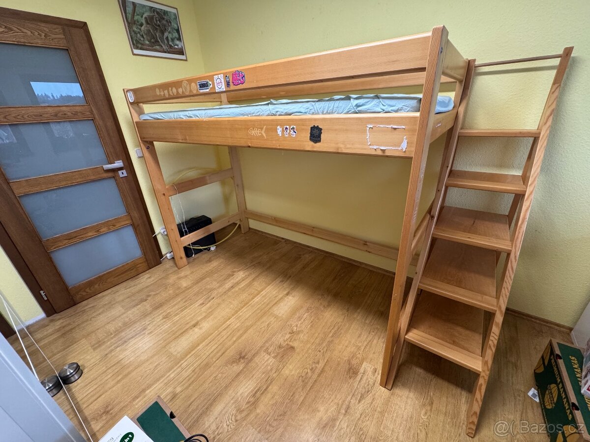 Zvýšená postel z masivu s roštem a matrací