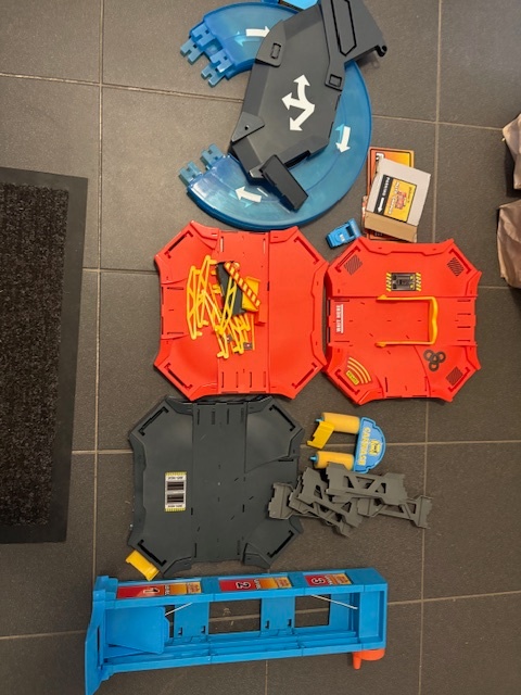 Bburago garaz s vytahem a automyckou