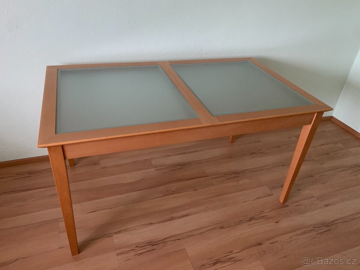 Rozkládací jídelní stůl