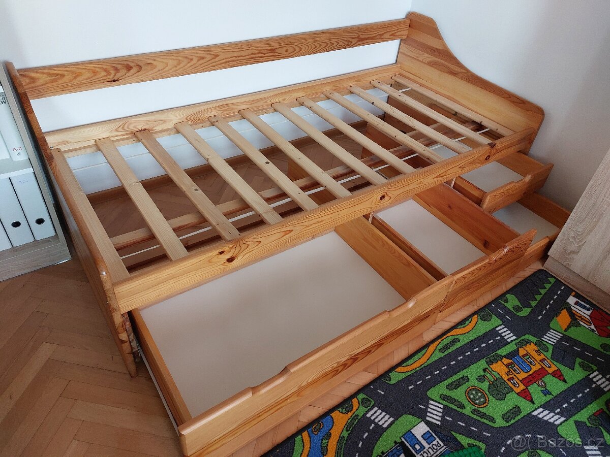 Dřevěná postel s úložným prostorem