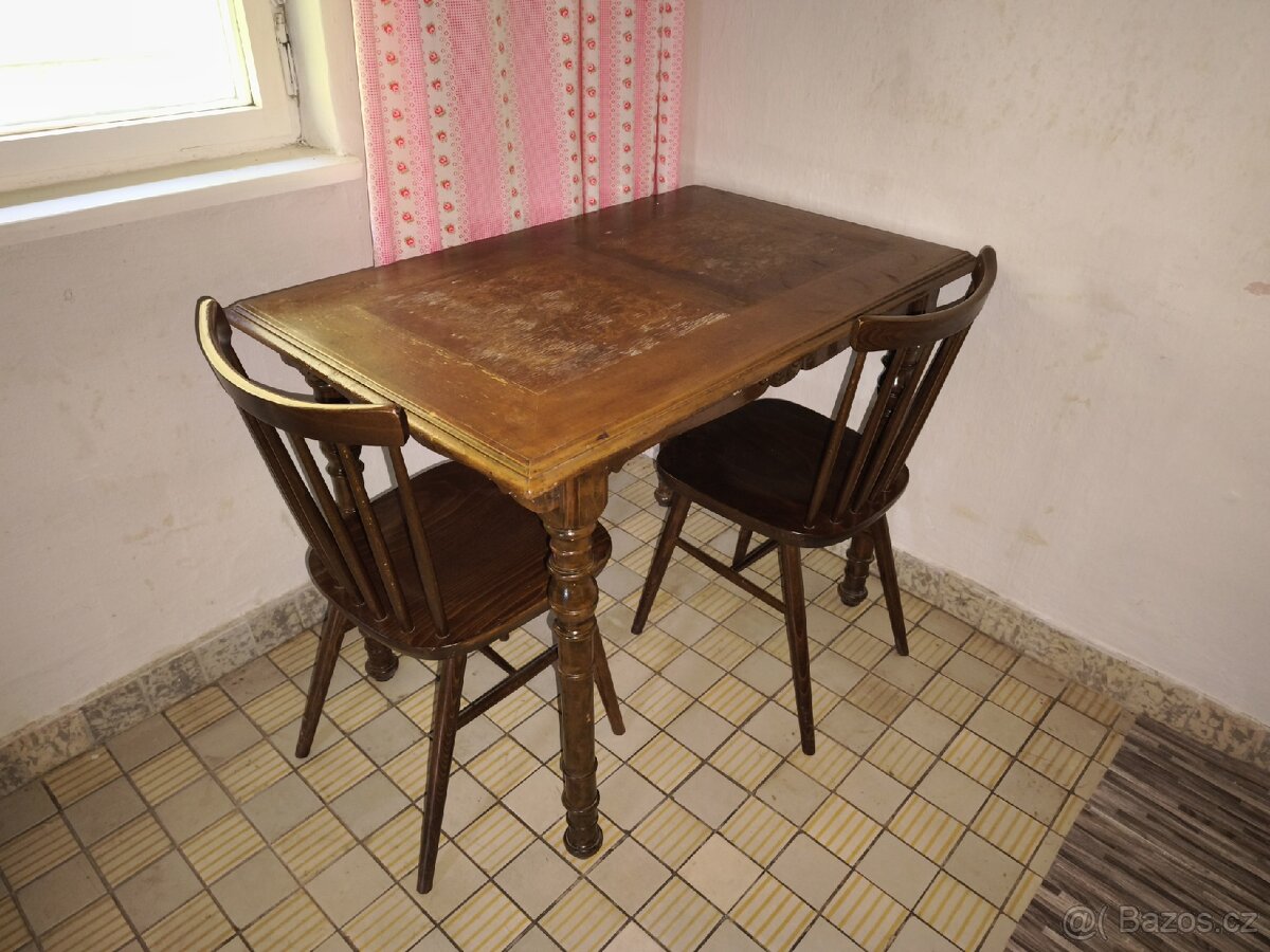 Kuchyňský stůl + 2 židle