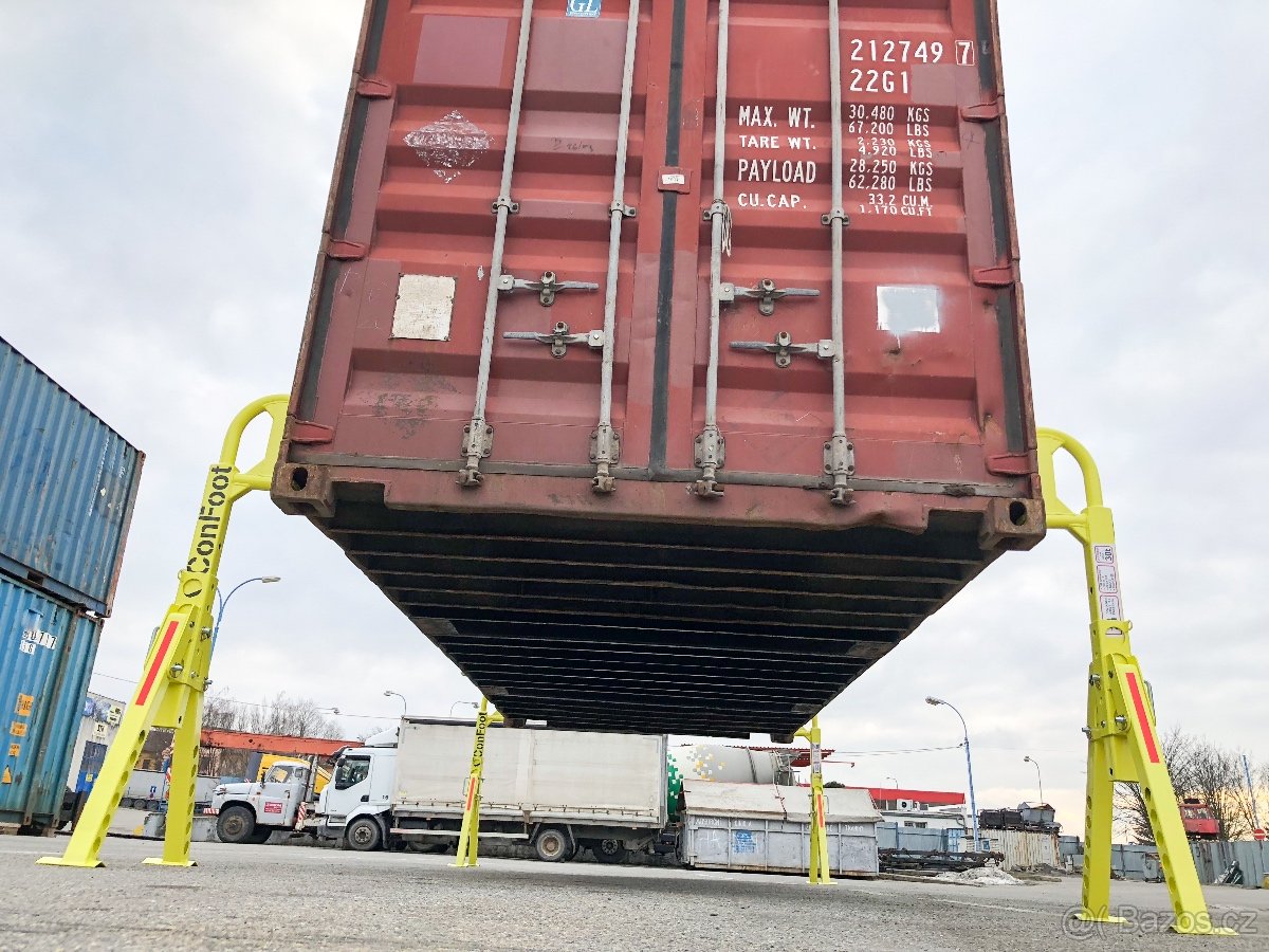Přídavné nohy na lodní kontejner - překládání kontejneru č.1