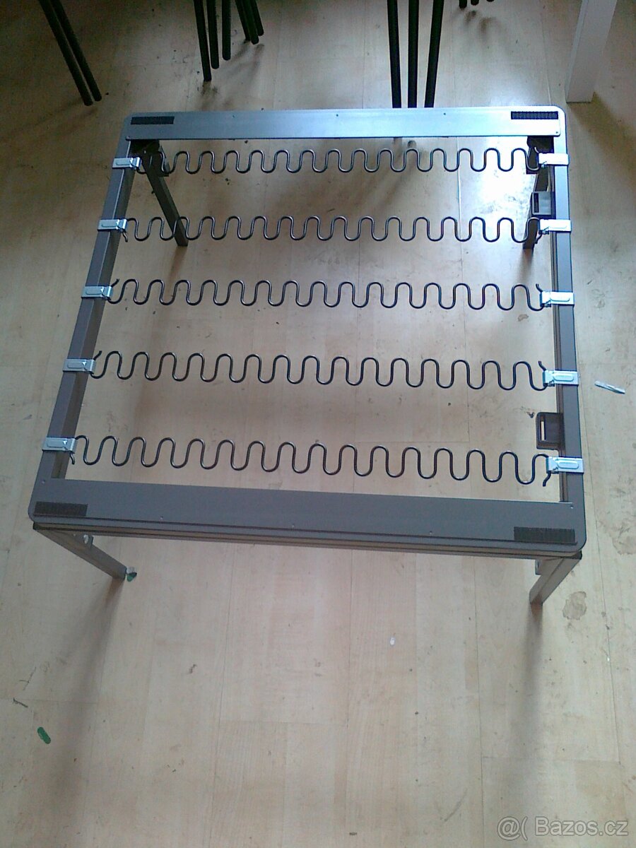 ocelová konstrukce ( stolek ) z modulu IKEA