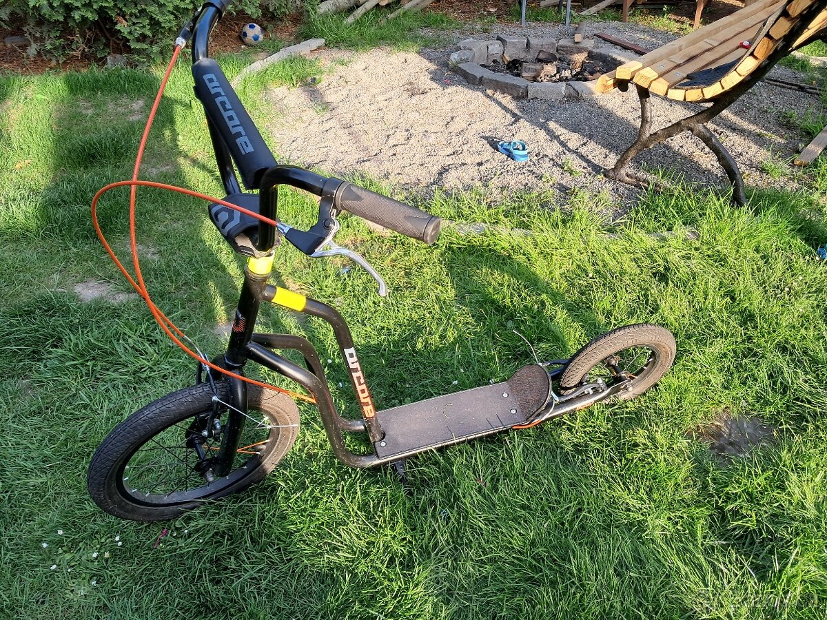 Dospelacka kolobezkq ze sportisima. Malo jezdena