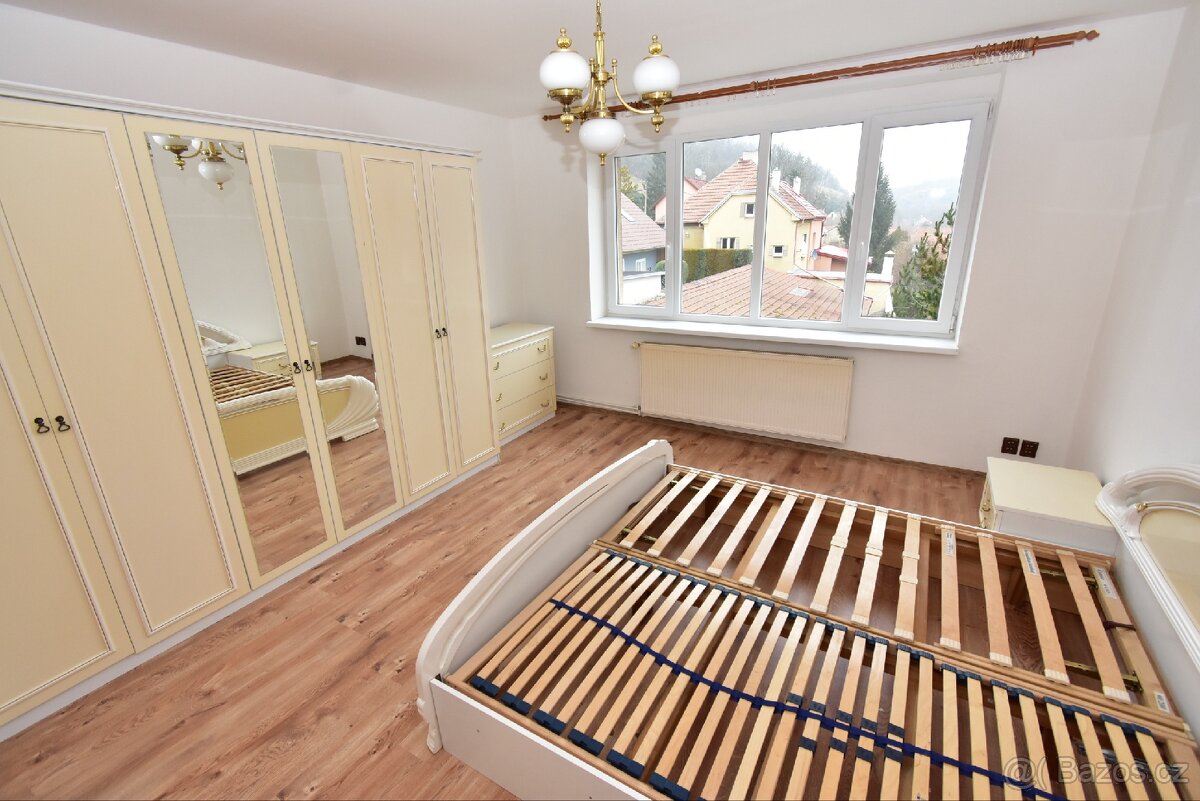 Prodám manž. postel s rošty, šatní skříň a stolky